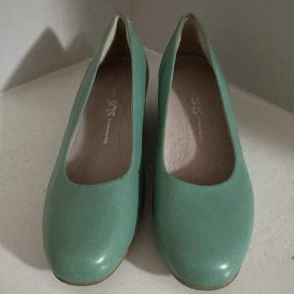 SAS, Sofia Wedge Pumps, size 6 - Picture 3 of 8